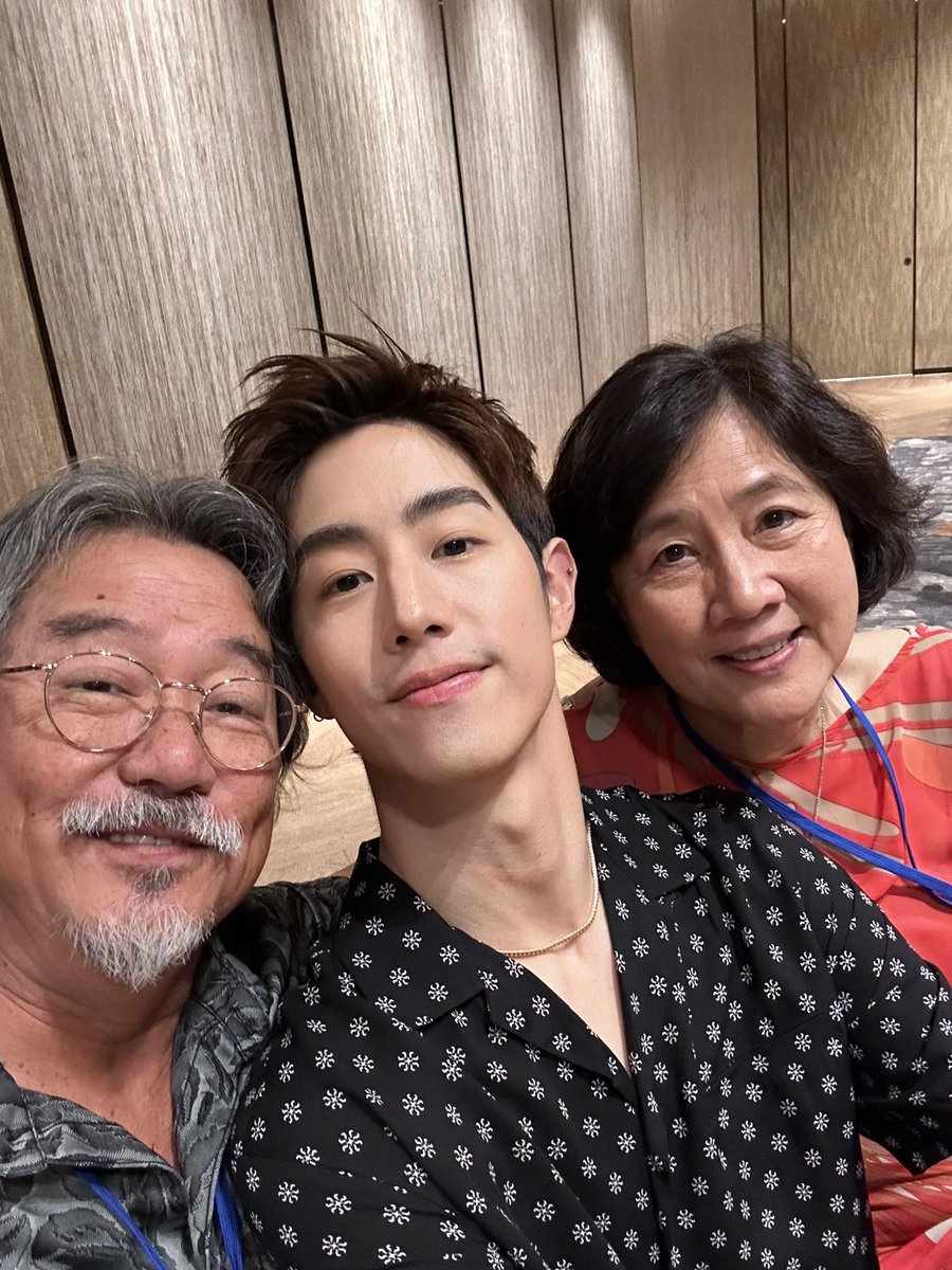 mybeammt's tweet photo. เวลาอยู่กับป๊าม๊าก็เป็นเด็กเล็กตลอด
 #Mark #MarkTuan #마크 #段宜恩 @marktuan https://t.co/TG1eU3BZuy