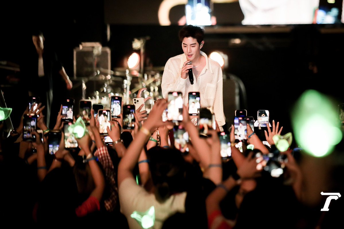 mersdairy's tweet photo. ฉันพูดจริงนะมาร์คต้วนคือไชน์เว่อไปอยู่ตรงไหนก็ดูมองจสกตรงไหนก็โคตรสง่างามเหมือนดาวที่มองไปตรงไหนต่อให้ตรงนั้นจะไม่มีแสงก็มองเห็นอะไชน์เว่อหล่อมากมีคนเป็นล้านก็ต้องเห็นเธอคนแรกเพราะเธอมันโคตรหล่อโคตรอันตรายเลย

@marktuan #MarkTuan 
#ICONSIAMxMarkTuan #AmazingThailandwithMarkTuan https://t.co/4jSCobrCsJ