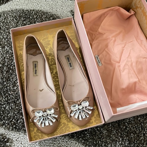 pursesnmor's tweet photo. So good I had to share! Check out all the items I'm loving on @Poshmarkapp #poshmark #fashion #style #shopmycloset #miumiu: https://t.co/k85aWLidrQ https://t.co/P7cg5HwrAi