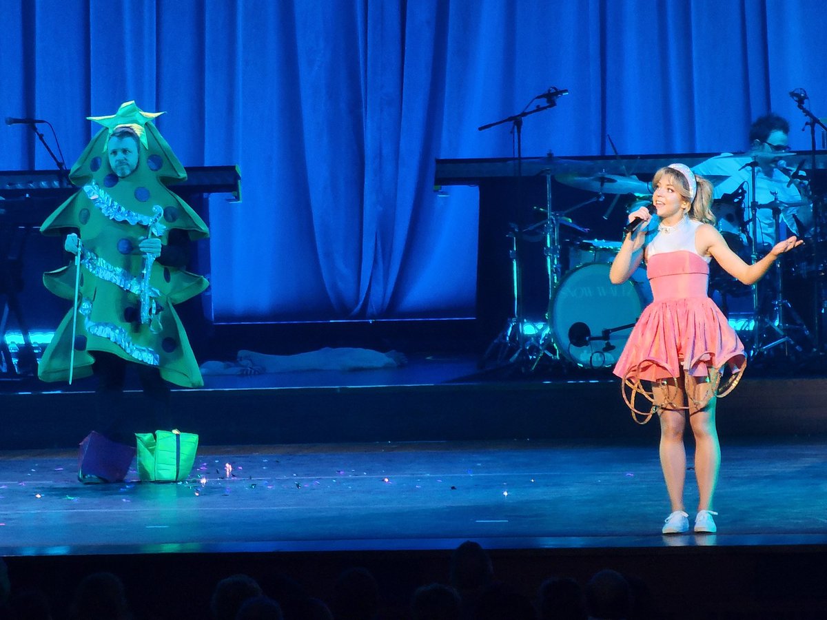 djPRAC's tweet image. Amazing New Year's Eve with the family and an amazing show at @kencen from the incredible @LindseyStirling!!!