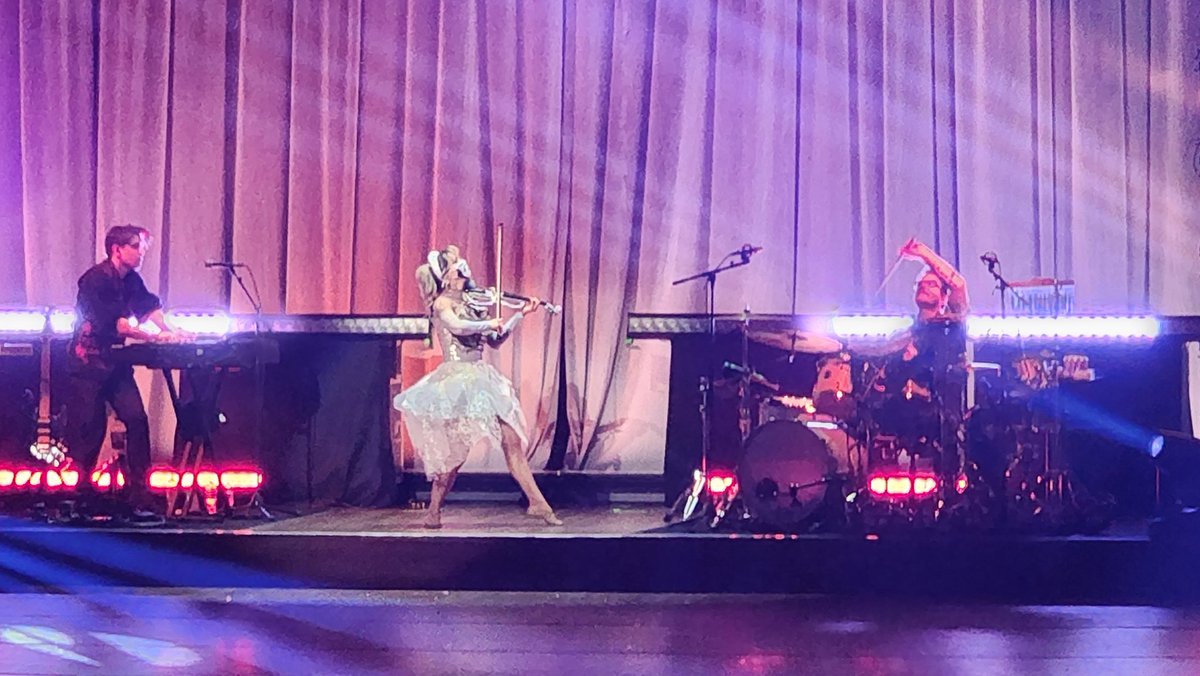 djPRAC's tweet image. Amazing New Year's Eve with the family and an amazing show at @kencen from the incredible @LindseyStirling!!!