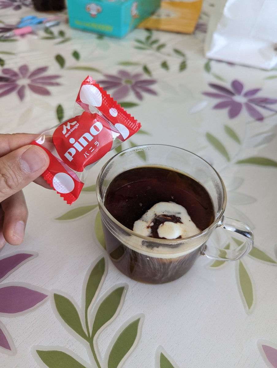 Muscular_RD's tweet photo. 年明け早々優雅な発言で恐縮ですが、

熱々のコーヒーにpino落とすとバニラ風味のチョコレートコーヒーになった上に温度も丁度良くなり、最高に美味しいですよね。 https://t.co/z9H8oRGl92