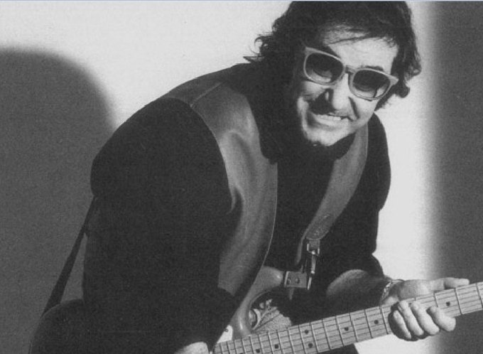 Antonio79B's tweet photo. "Lei diceva sempre che l'amore 
è un dono degli dei 
è una colomba che si posa sul tuo cuore".

Oggi nel 1997 moriva il cantautore e chitarrista #IvanGraziani.

#1gennaio. https://t.co/0f3fzPuDvW