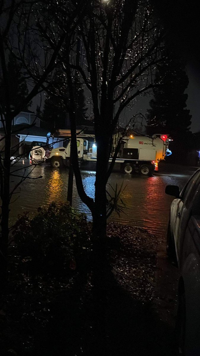 mehoweiv_howe's tweet image. Thanks Sac County !! NYEve and they are out here draining our Lake of a court.
#atmosphericriver #saccounty