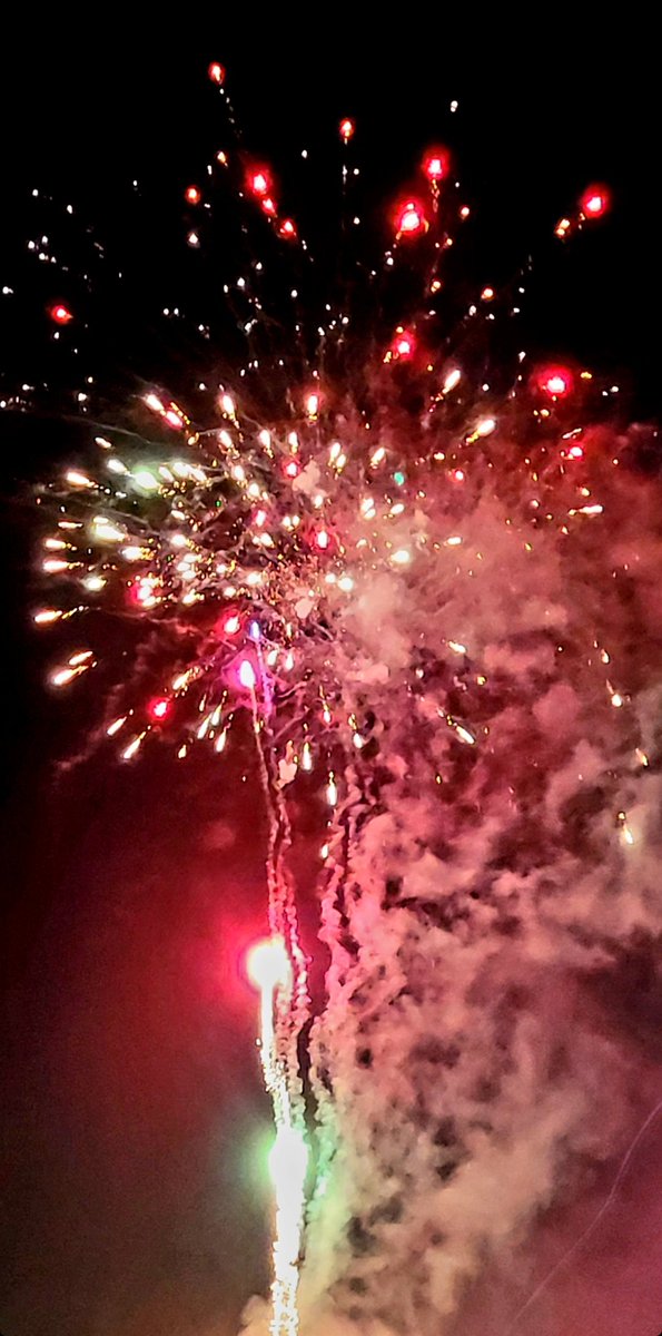 candi72447's tweet photo. A simple spark ignited a flame.🎆
Happy New Year! 2023♥️
#feeling23😘 https://t.co/CUrnBIjcF9