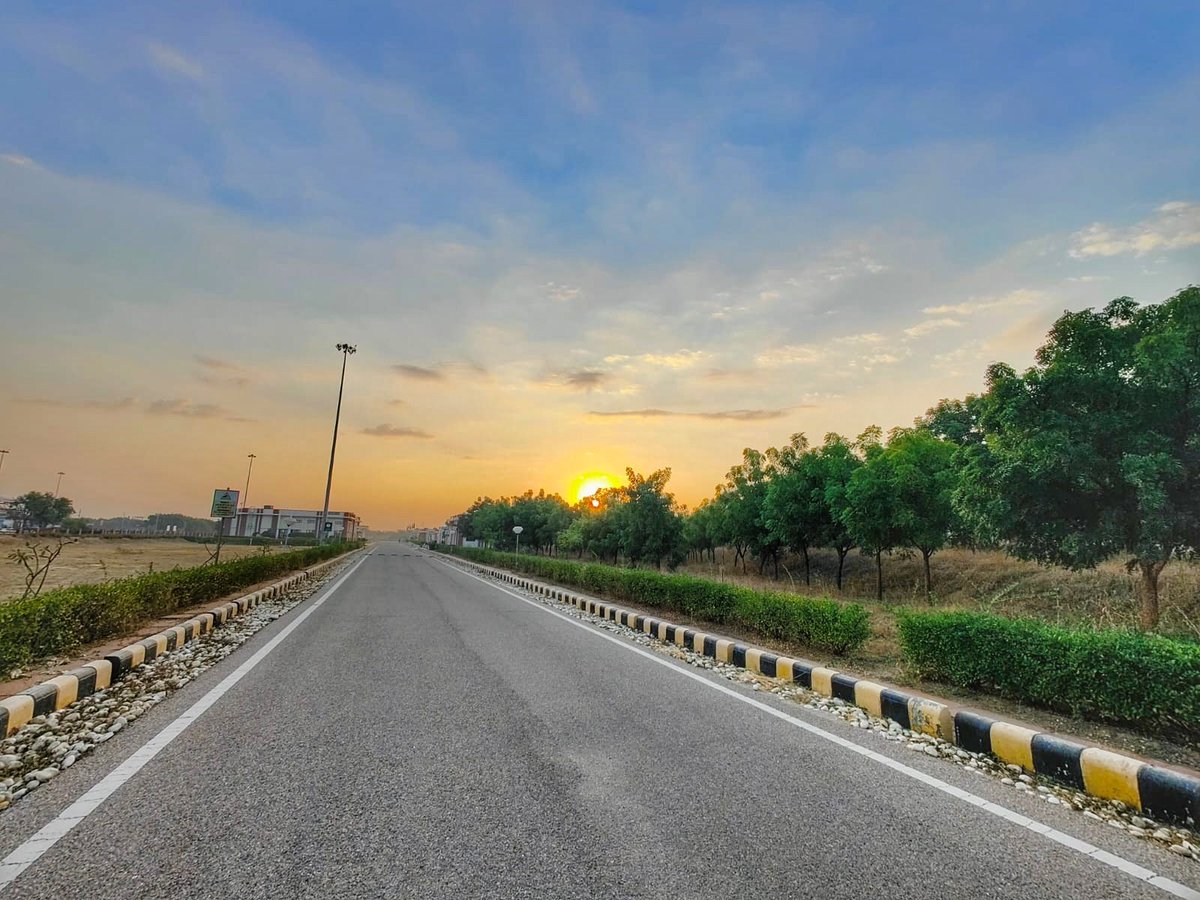 bpclretailjai1's tweet photo. The majestic Sunrise at Bharat Petroleum Jobner Installation, Jaipur.

Wishes to all for a very Happy &amp; Prosperous New Year!

#Welcome2023 
#HappyNewYear 

@BPCLRetail 
@BPCLimited https://t.co/A5k6wtuTOp