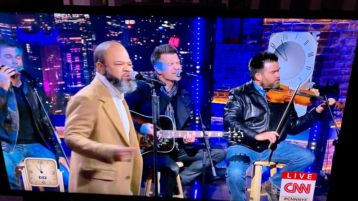 yancyscot's tweet photo. “…But the times are changing and I am moving on…”
Not sure how many times I’ve heard this song over the past 25 years and it still gives me chills. Every. Time.
Great performance @wexcursion tonight on @CNN NYE! #weekendexcursion #CNN #CNNNYE #MovingOn https://t.co/PIrMRIQ8ZP