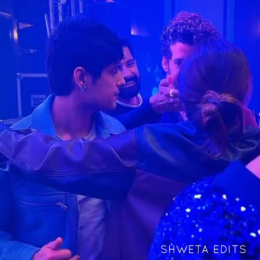 itsmeshwetaa_22's tweet photo. This shot🔥😘
His ear piercing uff lookingg so damnn hawt🫣

Hawtieee Guptaaa is Back🙈

#AnkitGupta #Ankitians #Junooniyat #HappyNewYear https://t.co/UI0kRtIH9g
