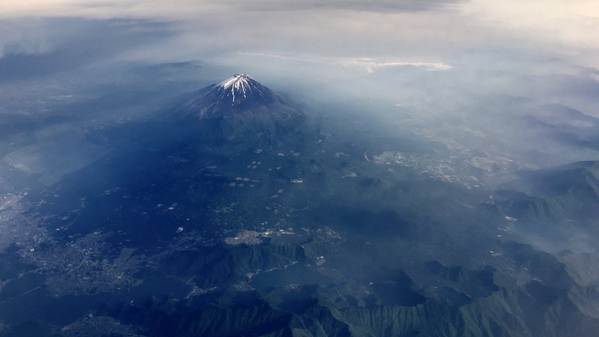 ryozo's tweet photo. Mt.Fuji taken from the airplane. Dignified figure even though the visibility is poor. I hope I will be like this. #mtfuji https://t.co/x31tBI3xx0
