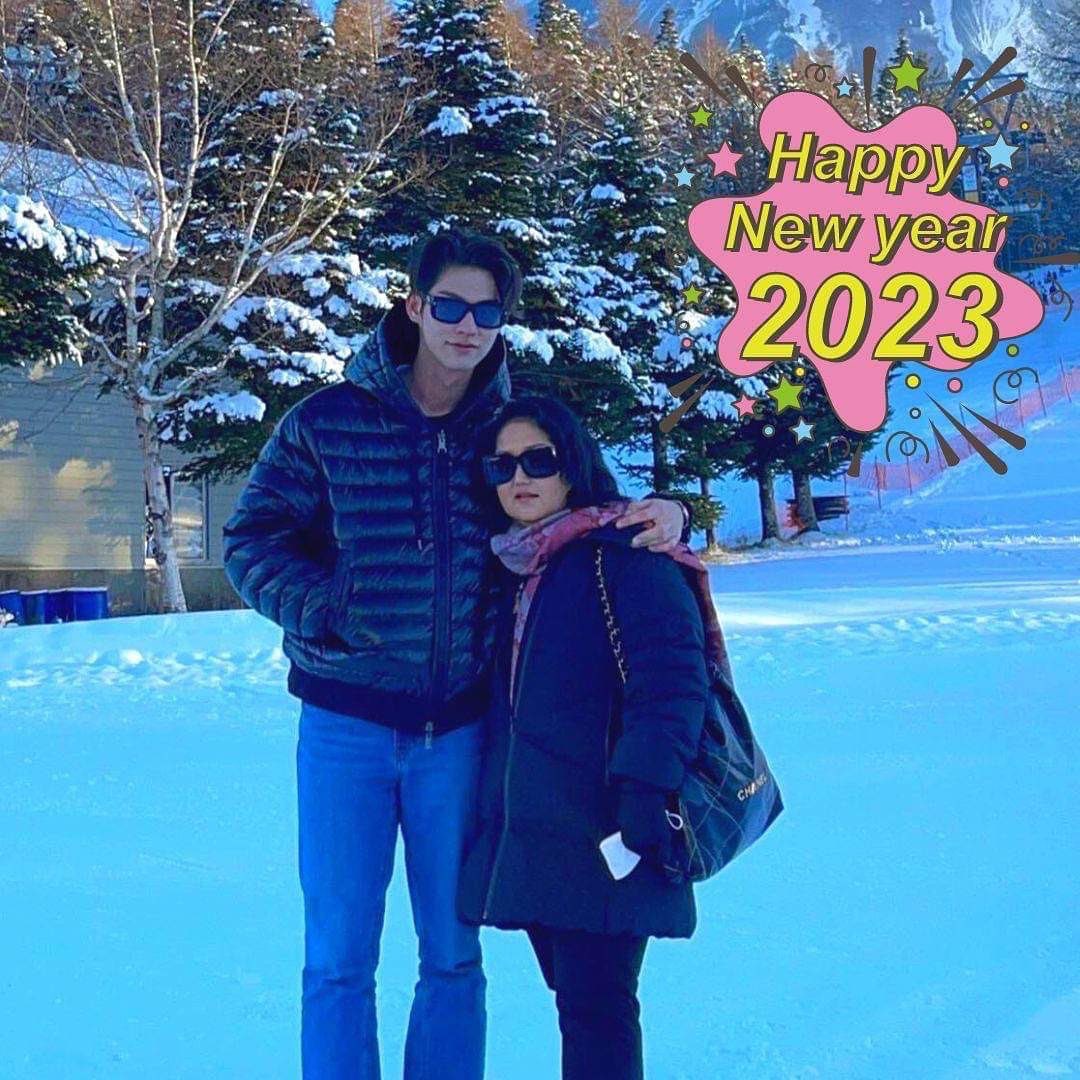 pmxvc_'s tweet photo. Happy new year นะคะคุณแม่🩶
IG : mombbrightvc_ame
HNY2023 x Bright Vachirawit
#CountdownWithBright
#bbrightvc @bbrightvc https://t.co/aVeJqv52LG