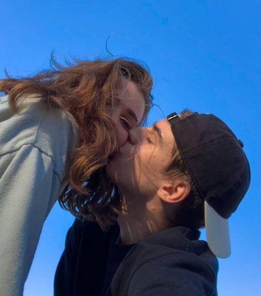 Sneaking a kiss upon <a href="/TheSummerMaiden/">𝐉𝐔𝐍𝐈𝐏𝐄𝐑 ೃ⁀➷</a>’s cheek. A friendly lil smooch.

“Happy New Year, Junie!”