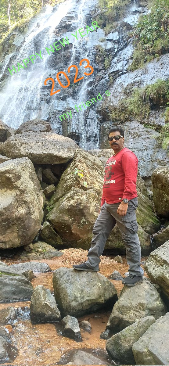 💐💐💐💐💐💐💐
*सूर्य संवेदना पुष्पे:, दीप्ति कारुण्यगंधने|*
*लब्ध्वा शुभम् नववर्षेअस्मिन् कुर्यात्सर्वस्य मंगलम् ||*

```जिस तरह सूर्य प्रकाश देता है, संवेदना करुणा को जन्म देती है, पुष्प सदैव महकता रहता है, उसी तरह यह वर्ष 2023 आपके लिए हर दिन, हर पल के लिए मंगलमय हो।```