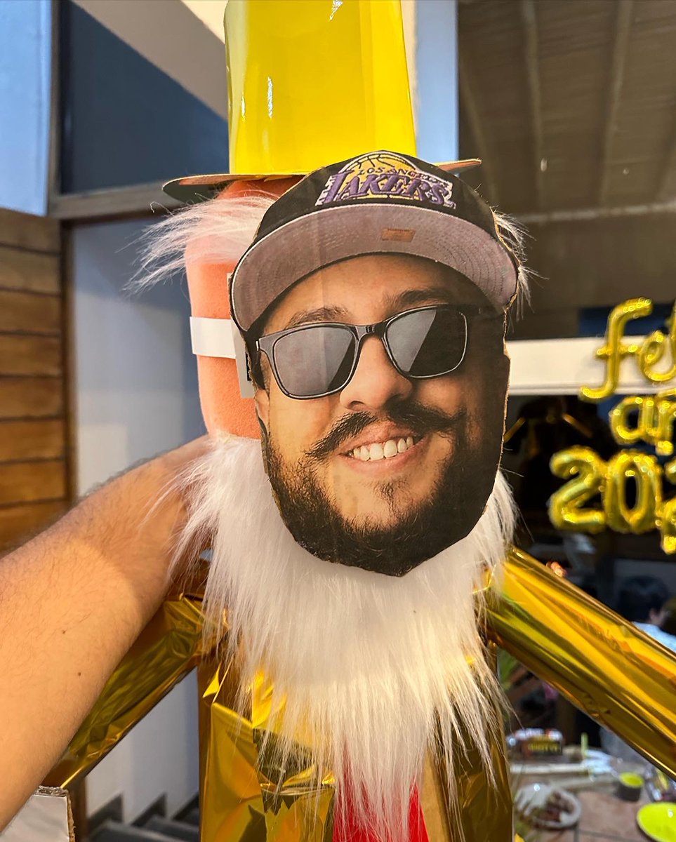 FrandaPeru's tweet photo. Si tu hermano te cancela los planes de año nuevo, lo haces piñata @elcholomena https://t.co/7D293AHLqj
