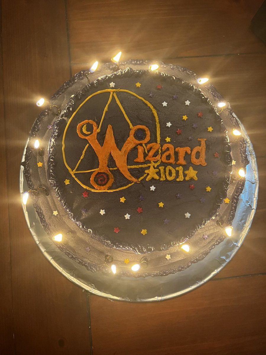 DaknSarab's tweet photo. I forgot to post my cake this year! My mom made me a Wizard101 cake for my 19th Birthday! https://t.co/86GWcpwNdv