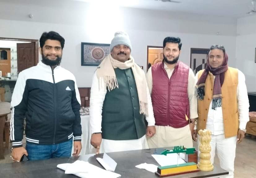 imshadabpu's tweet photo. माननीय प्रदेश अध्यक्ष श्री उमेश सिंह कुशवाहा  जी के पैतृक आवास पर उनके चाचा जी के श्राद्ध में उपस्थित हुआ।

@UmeshSinghJDU https://t.co/ZJHXtlKdsS