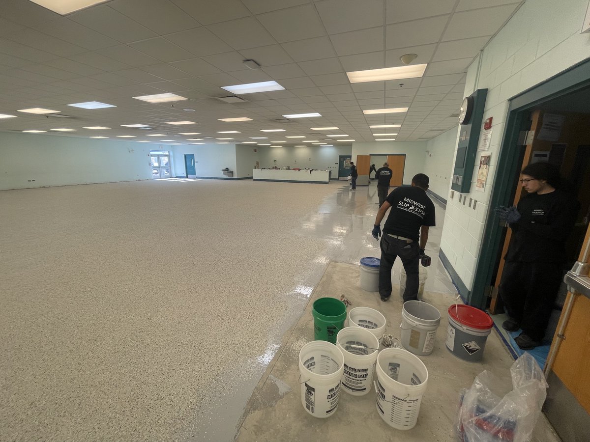 MidwestSlipStop's tweet photo. Non-slip epoxy flooring is very durable and can withstand heavy foot traffic, making it suitable for use in high-traffic areas. https://t.co/FEmXQViXan