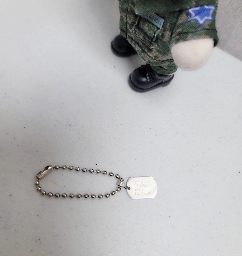 🇰🇷 10깅 군복 🔫
대한밍국 유꾼 일병 하.떵.웅
타렷 열뚱셧 타렷 
튱-----떵
하늘~ 2023년에도 우끼행해요💜💙💛
#하성운 #HASUNGWOON #HANEUL #하성운인형 #초코셍이 #인형옷 #인형군복 #10cm인형옷 #아이돌인형군복 #셍부띠끄