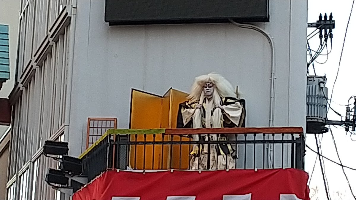 浅草に帰ってきた( '∀`)
何か高い所で出し物してた。
浅草寺の方に行こうと思ったけど、
めちゃ人混みだったので
特に何も見たり買ったりせずに帰ってきたw(;'∀`) 