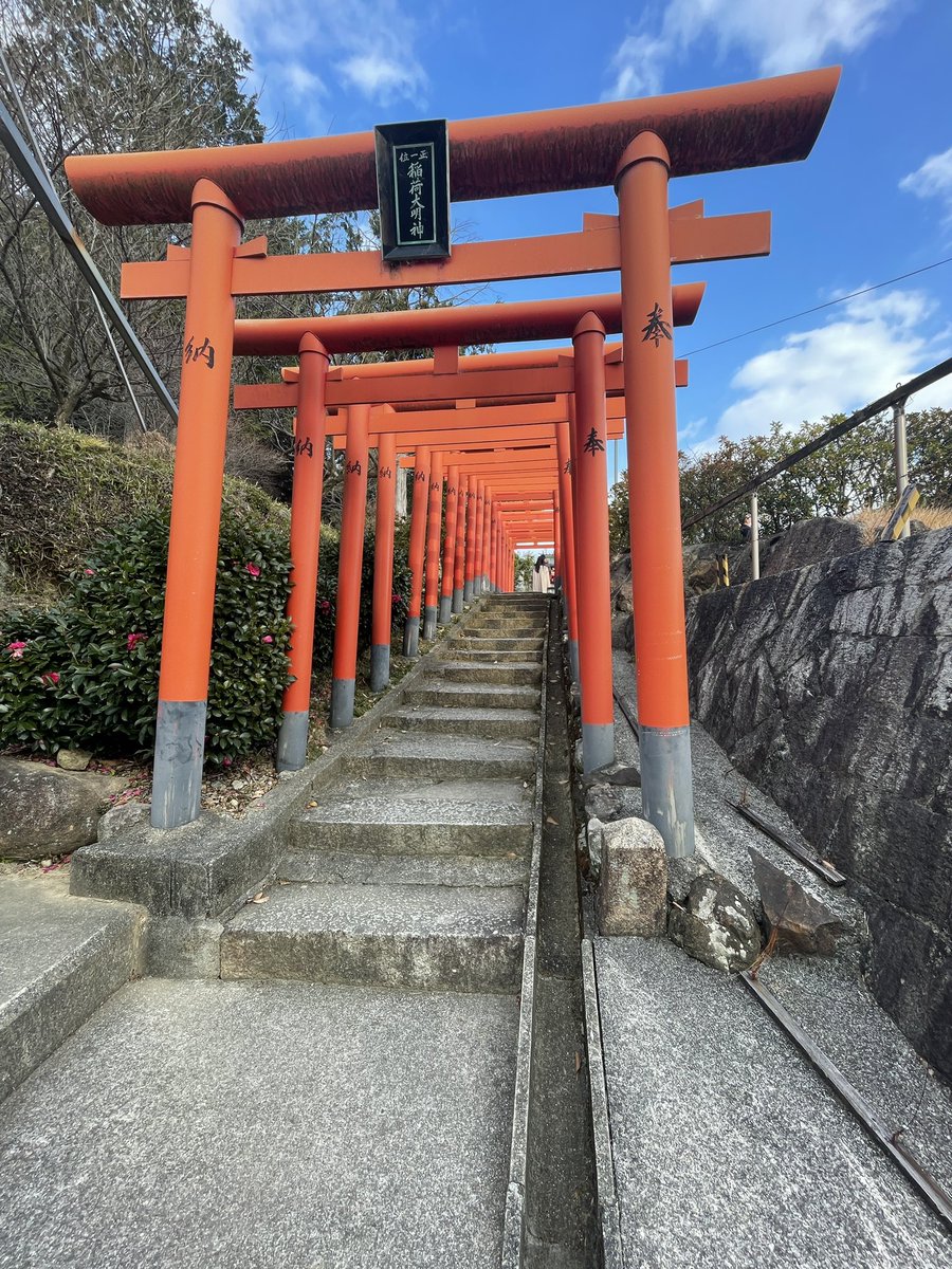 LABSHIB's tweet photo. 明けましておめでとうございます。実家の裏にある天満宮にお参りに行きました。大阪平野が一望できます。隣には水道局の巨大なコンクリート構築物。なかなかカッコ良いです。シバタ https://t.co/btSQTll2XN