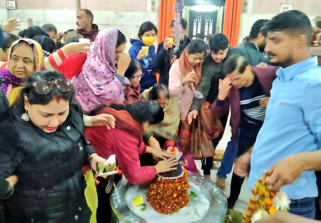 VT_BHU's tweet photo. #BHU: वर्ष 2023 के प्रथम दिन बाबा श्री विश्वनाथ जी के दर्शन करने के लिए श्रद्धालु पहुँच रहे है। हर हर महादेव.... https://t.co/DtEshmCgbO