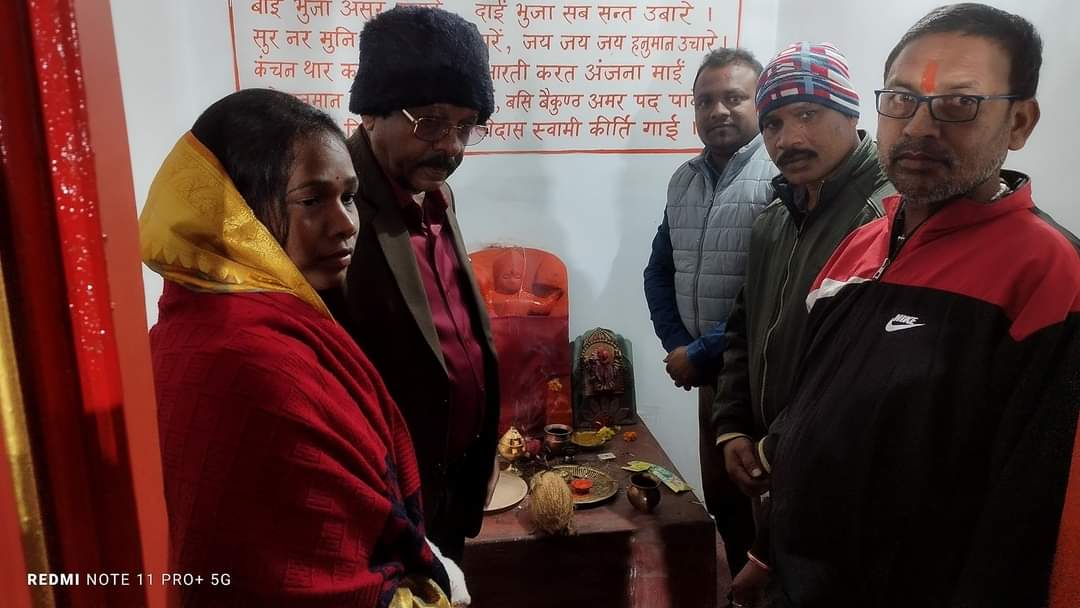 AnchalKishore's tweet photo. कल शाम दक्षिणाभिमुख श्री हनुमान मंदिर, बिशुनपुर में माननीय महोदय जी एवं सौभाग्यवती जी ने उपस्थित जनसमुदाय से जिला पंचायत क्षेत्र क्रमांक 6 की भाजपा समर्थित प्रत्याशी श्रीमती वंदना विजय राजवाड़े जी के लिए फावड़ा-बेलचा छाप में मतदान करने के लिए अपील किया। https://t.co/1ReKpIQU8e
