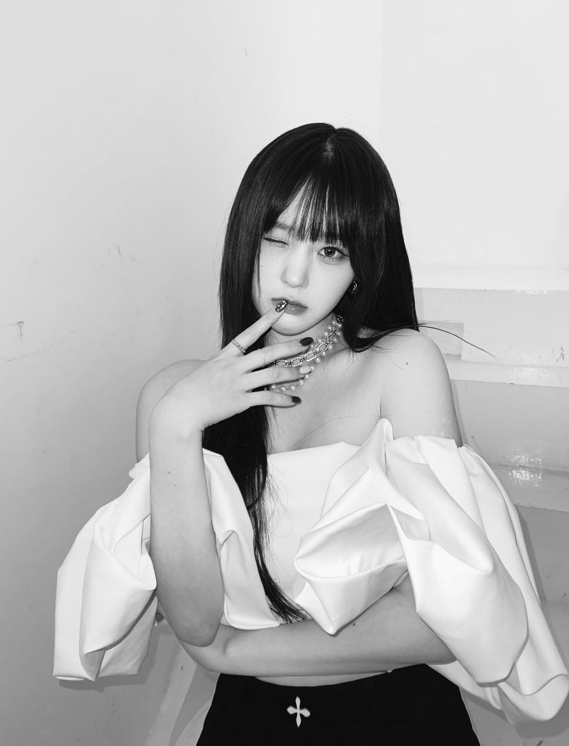 chaehyunhours's tweet photo. chaehyun update 🖤 https://t.co/LrEZ0HtdE1