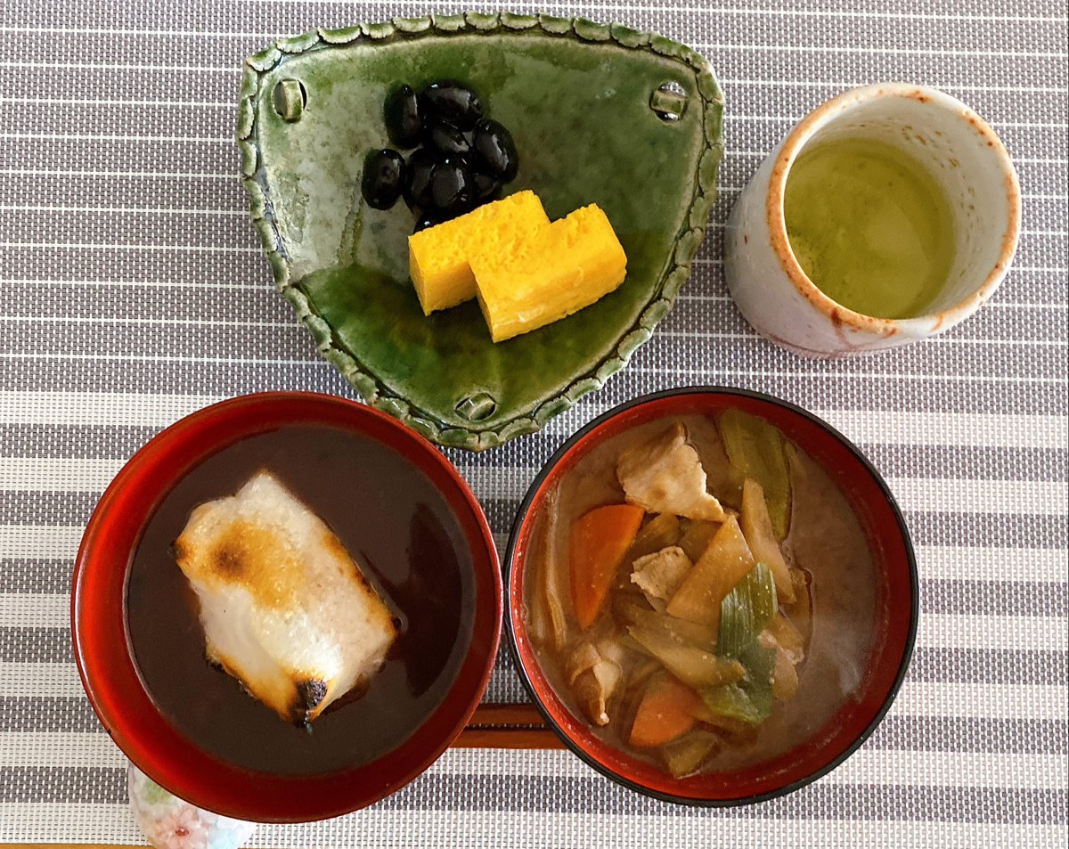 あけましておめでとうございます🌅🎍 今年は実家の定番、 ぜんざいに豚汁のセットを朝からいただきました。 この組み合わせクセになります✨✨