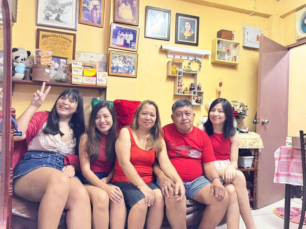 GorgeousCharlyn's tweet photo. Happy New Year from our family to yours 🎉❤️ https://t.co/Em2lhJy9vN