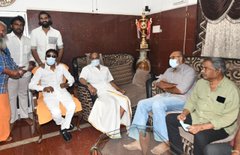 விஜயகாந்த்க்கு  வாழ்த்து சொன்ன சத்யராஜ் ….!   புத்தாண்டில் முதல் சந்திப்பு..