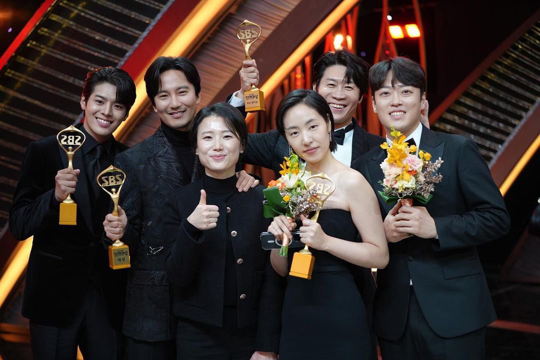 #악의마음을읽는자들

🏆대상 김남길 배우님
🏆우수상(장르/판타지부분) 진선규 배우님
🏆신인상 공성하 배우님, 려운 배우님

SBS 연기대상 수상을 진심으로 축하드립니다!🎉🎉

드라마에 참여하신 모든 제작진, 배우분들도 고생많으셨습니다🥳
모두 새해 복 많이 받으세요!🎊🐰🎊