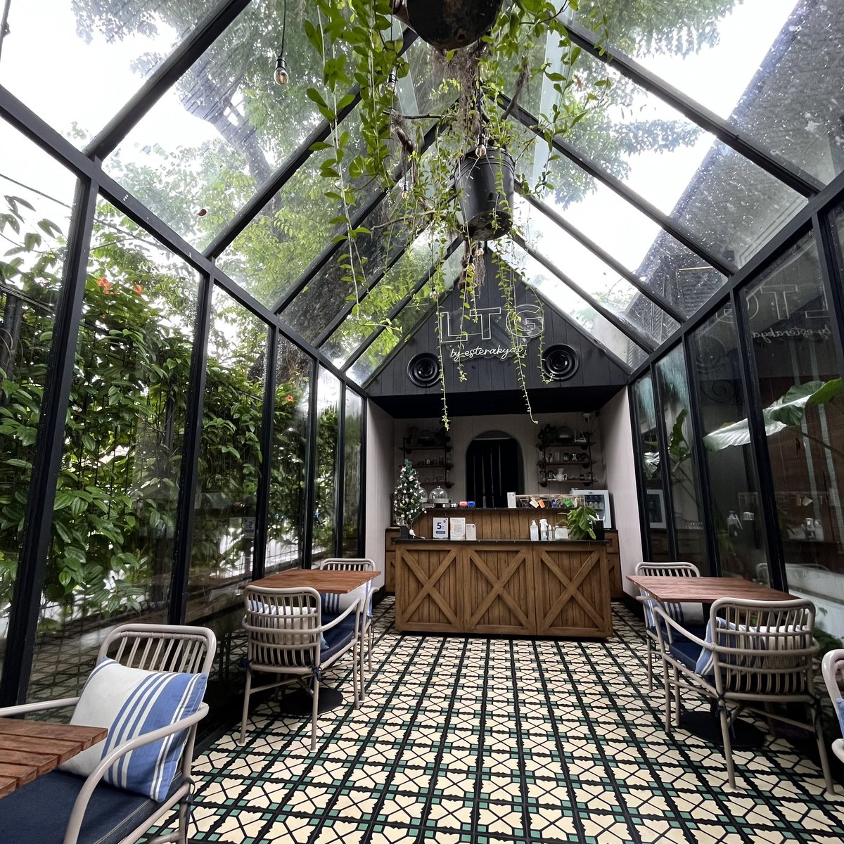 Ga sengaja nemu Tea House di Jaksel.
Berawal dr googling tea house terdekat, ketemunya 𝐋𝐓𝐆 𝐛𝐲 𝐞𝐬𝐭𝐞𝐫𝐚𝐤𝐲𝐚𝐭 . Pertama masuk udah disuguhi bentu bangunan yg estetik banget. Rumah kaca nan asri. Pas masuk kdlm nyaman bukan main.