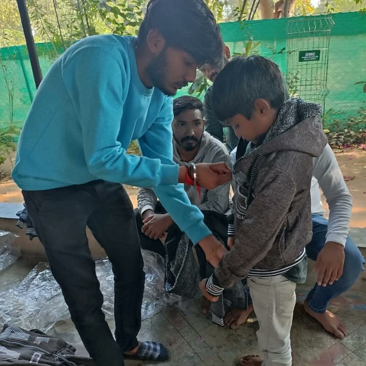 SFS_Gujarat's tweet photo. ગાંધીનગર માં ચાલતી પરિષદ કી પાઠશાલા અંતર્ગત ગરમ કપડાં નું વિતરણ કરાયું જેમાં અંજનાબેન નિમાવત (IPS officer) ની વિશેષ હાજરી હતી.
@ABVPGngr 
@ABVPVoice 
@students4seva https://t.co/zed3JUgFXa