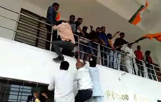 PFLNews1's tweet photo. रायपुर में BJP के 100 नेताओं पर FIR दर्ज़ की गई , गुरुवार को BJP ने रायपुर में नगर निगम का घेराव किया था,आरोप है कि BJP नेताओं ने पुलिसकर्मियों को पीटा, महिला पुलिस से अभद्र व्यवहार किया.
#raypur #bjp @Urvashipflnews https://t.co/Jw4Vzy61U3