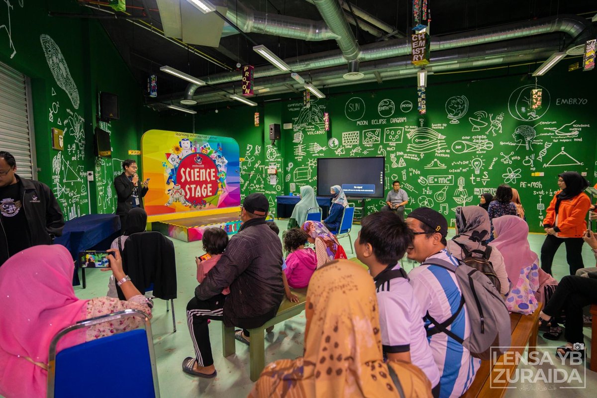 zuraida_mdnoor's tweet photo. Mewakili barisan Ahli Lembaga Pengarah Pusat Sains & Kreativiti Terengganu (PSKT), Kak Da hadir ke Festival Sains, Teknologi & Inovasi (FeSTI) 2022 untuk menyampaikan hadiah kepada pengunjung ke 100,000.
#KakDaKiter
#TerengganuMajuBerkatSejahtera
#festi2022
#pskt https://t.co/STJkuhVrUh