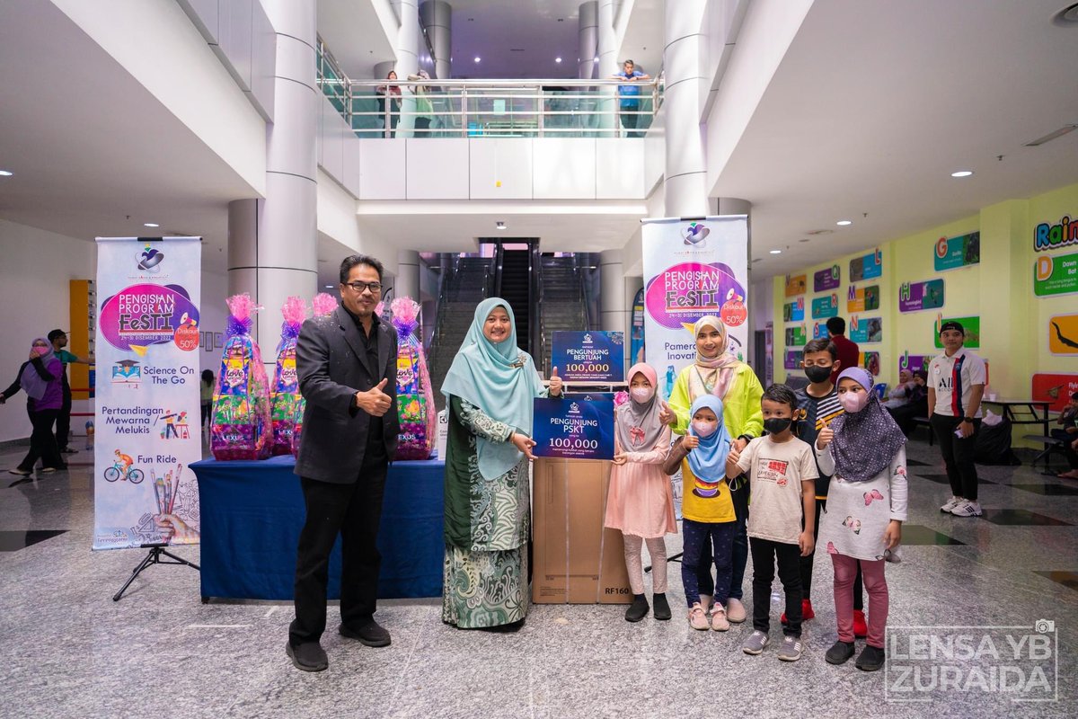 zuraida_mdnoor's tweet photo. Mewakili barisan Ahli Lembaga Pengarah Pusat Sains & Kreativiti Terengganu (PSKT), Kak Da hadir ke Festival Sains, Teknologi & Inovasi (FeSTI) 2022 untuk menyampaikan hadiah kepada pengunjung ke 100,000.
#KakDaKiter
#TerengganuMajuBerkatSejahtera
#festi2022
#pskt https://t.co/STJkuhVrUh