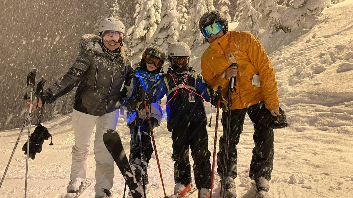 TLButton's tweet photo. #NYESEATTLE chasing some wet drippy Seattle snow on NYE https://t.co/QARDp7lPy5