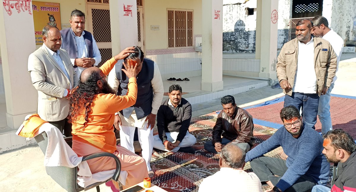 hariramranwa's tweet photo. आज जन्मदिन के अवसर पर लक्ष्मणगढ़ विधानसभा क्षेत्र के श्री गौरीशंकर आश्रम बड़ी तिड़ोकी में श्री स्वामी सिद्धेश्वरानंद जी का आशीर्वाद लेकर आश्रम की रघुनाथ गौशाला में गायों को गुड़ खिलाया। स्वामीजी और गौमाता का आशीर्वाद हम सभी पर बना रहें। https://t.co/lQMZmYEpBW