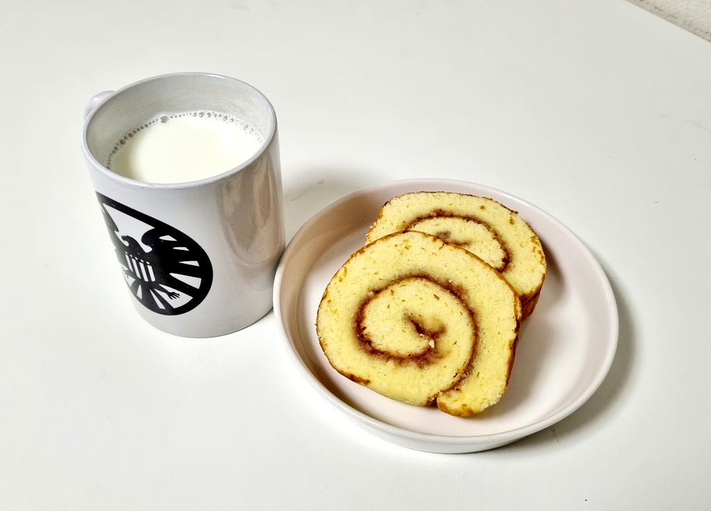 간식으로 소프트롤과 우유.