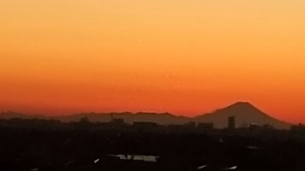 明けましておめでとう😃⛩️
三丘翔太応援団の一員として今年も頑張りますので宜しく🙇お願い致しま🙋💚🎶🎤
夕焼けに浮かぶ富士山⛰️🥰