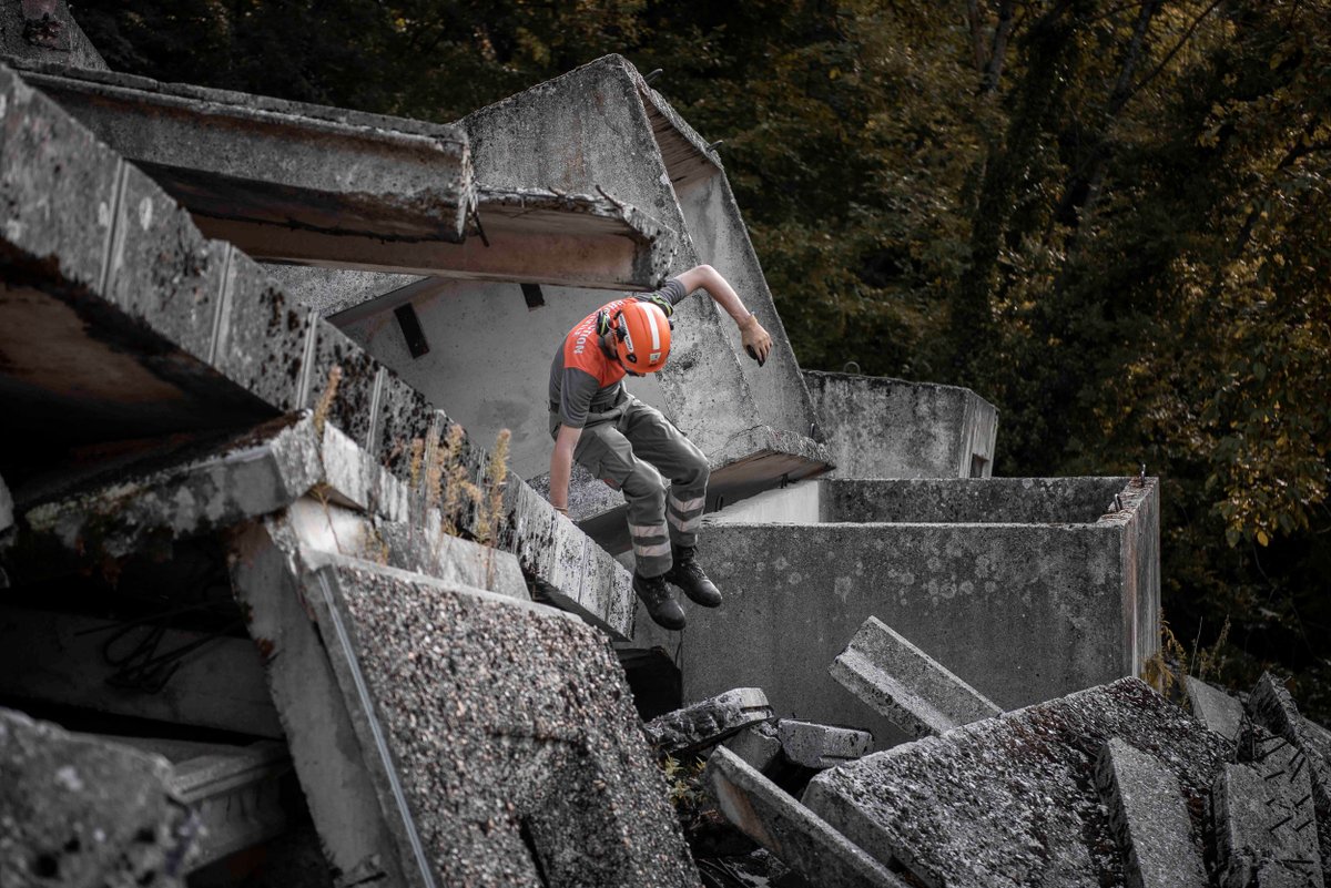 PCiVD's tweet photo. ✨ En avant vers la nouvelle année! La #Protectioncivilevaudoise vous souhaite à toutes et tous une excellente année 2023 et remercie ses membres pour leur engagement au profit de la population vaudoise! https://t.co/B0xxdUuoIc