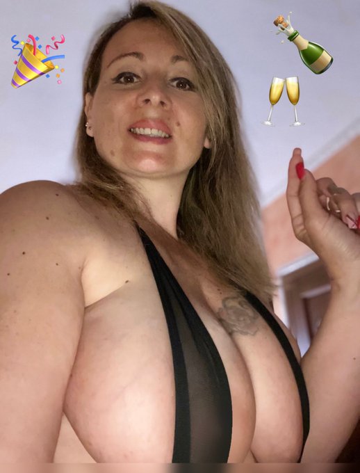 By e bye 2022🙈 salutiamo l Anno vecchio che ci ha rotto parecchio🥳 speriamo con il nuovo ci sia un rinnovo😍🥂🍾buongiorno<a href="/tag/mywifeluna"class="tags"><span>#mywifeluna</span></a>