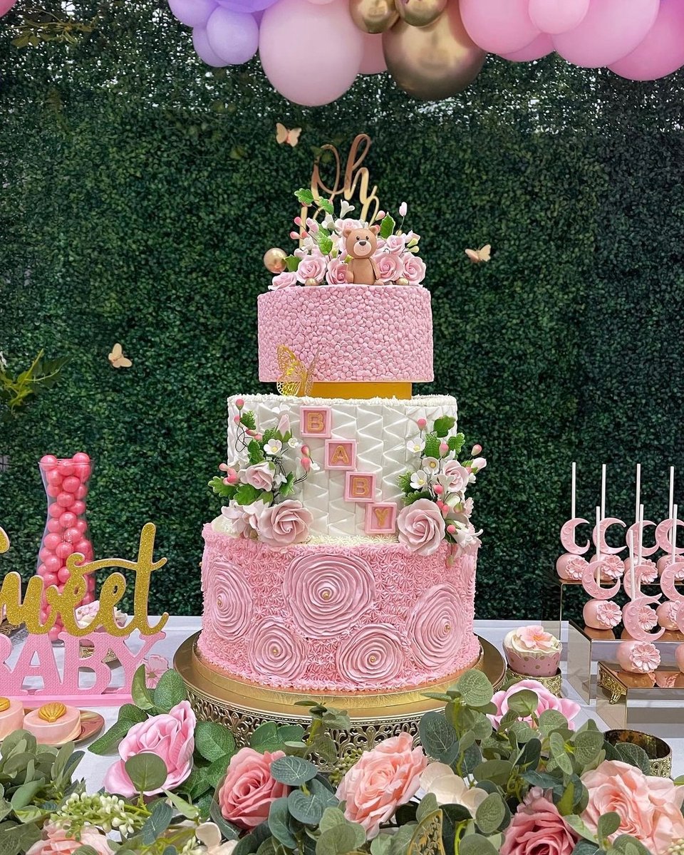 cvapodaca's tweet photo. Happy New Year!! We are excited to be part of our customer’s cake decorating journeys 💖. These artists are making magic🤩 Pc: @plumeriasplendorcakes, @kirascupcakery, @onecelebrationatatime, @youaresosweetcakes https://t.co/i17MsSiCCY