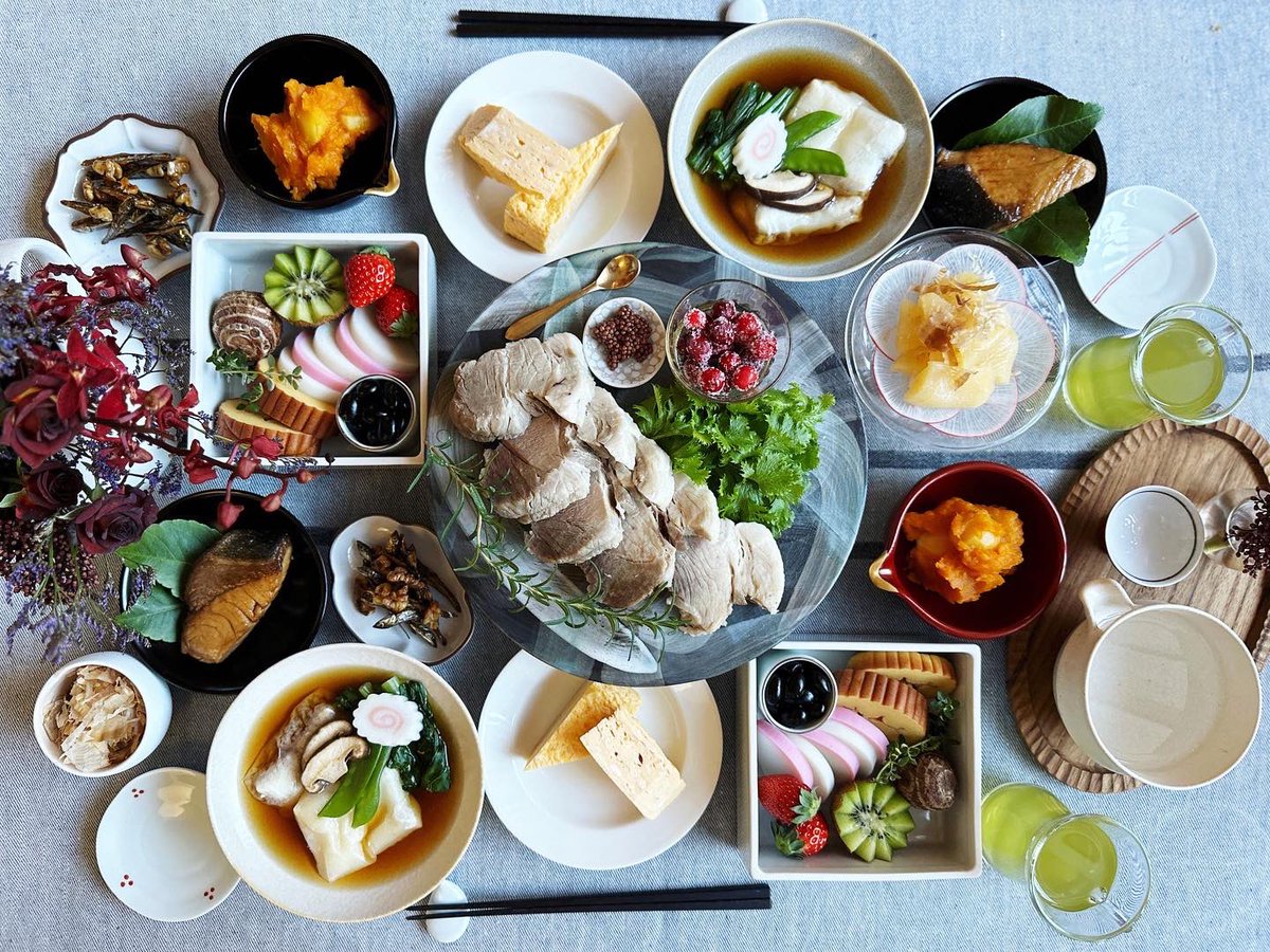 あけましておめでとうございます
本年もどうぞよろしくお願いいたします
おせち、メインは「アイスバイン」というドイツ料理です。漬け汁に３日ほど豚肩ロースを漬けておき、そのあと１時間半くらいゆっくり煮るだけ。かんたーん。