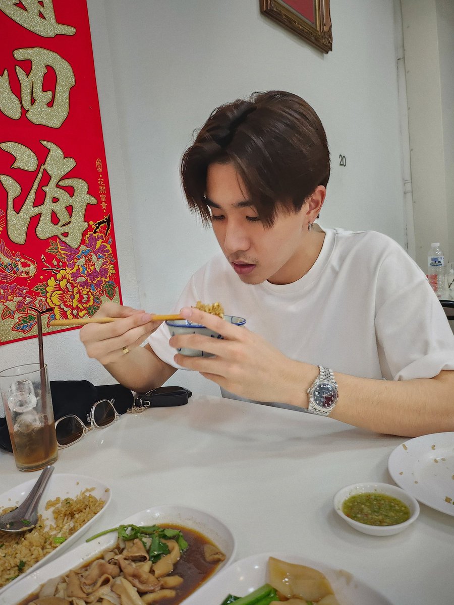 is that couple glasses hmmmm 🤔🤔🤔🤔 Want to wonder but this perthsaint, 55555 

#PerthTanapon #Saint_sup #TRIGON #PerthSaintSation