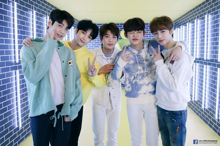 moatokkies's tweet photo. starting 2023 with the person i met in 2019 and 2022 https://t.co/Bm9sZuUnXp