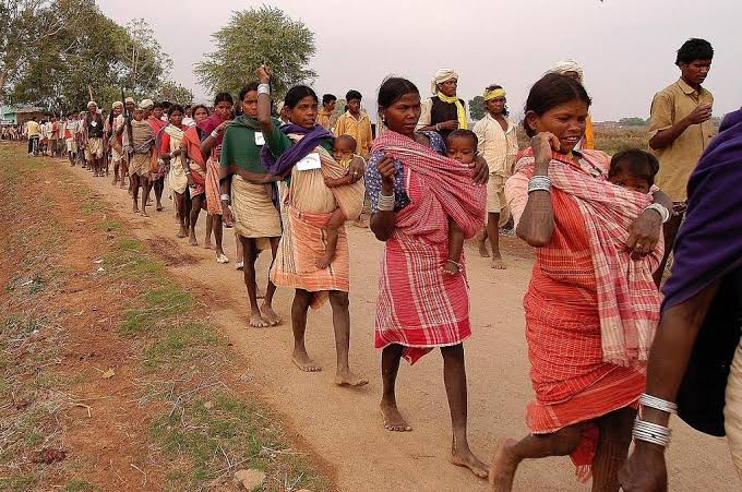 कैलेंडर का साल बदलता है, आदिवासियों के हालात नहीं। आजाद भारत में आदिवासियों को अभ्यारण्य के नाम पर उजाड़ दिया जाता है। बांध व फैक्ट्री बनाने के नाम पर बेदखल कर दिया जाता है। कोयला खदानों के नाम पर जमीन को छीन लिया जाता है। आखिर सरकार इंसानों को उजाड़कर किसका विकास करना चाहती हैं?