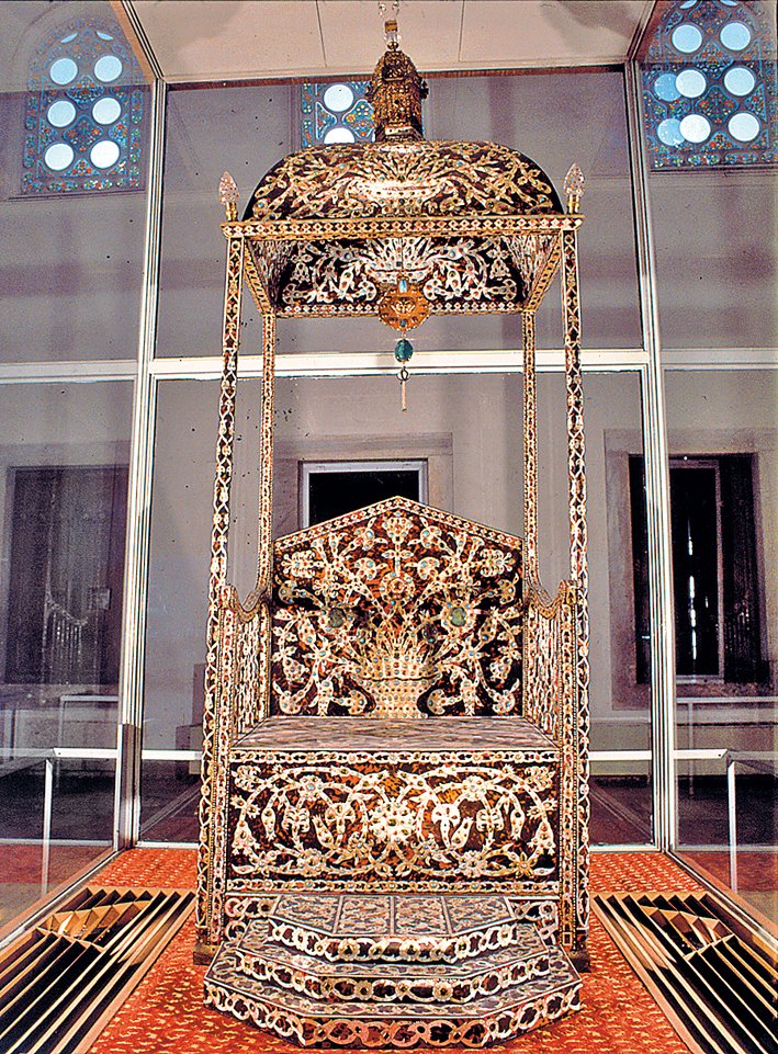 DusunceMimari's tweet photo. "Daha sonra mimarlık ve hendeseye ilgi duyar ve (1569-1570)’dan 1588’e kadar yaklaşık 20 yıl, Mimar Sinan ve onun halifesi Üstat Mehmed’den hendese ilmi, sedefkârlık ve mimarlık sanatı öğrenir."

Sedefkar Mehmet Ağa'nın eseri olarak kabul edilen arife tahtı [İslam Ansiklopedisi] https://t.co/zvVhp6BDqz