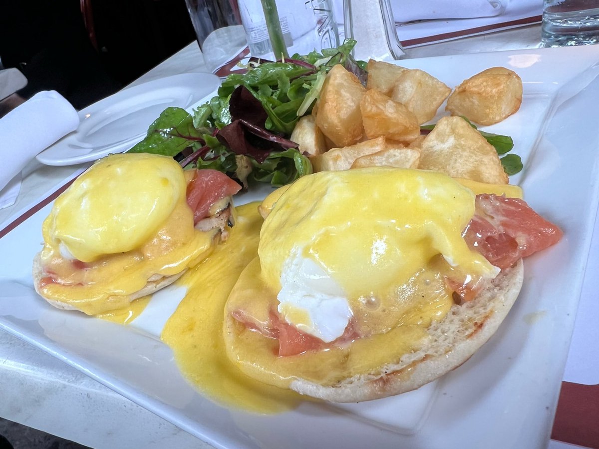 Happy 2023! Start your new year right with a good brunch — a @mannysbistrony smoked salmon Benedict, perhaps? Bon appetit! #mannysbistro #eggs #eggsbenedict #smokedsalmon #brunch #nyc #newyorkbrunch #brunchnyc #uws #uwsnyc #weekendvibes #happynewyear #newyearsbrunch #NewYork