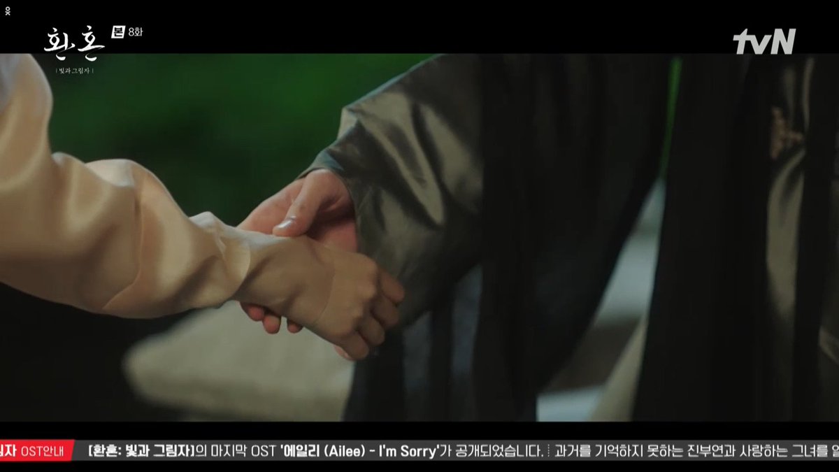 ramblingsofafan's tweet photo. "I really loved you very much &amp; because of that I can't stay with you. Sorry"
Yeong pushes Jang Uk away &amp; leaves him to protect him. He desperately tries to prevent her from leaving. She tells him there is someone else she remembered &amp; loved. #AlchemyOfSoulsS2 #AlchemyOfSouls2Ep8 https://t.co/403aXfgH4u