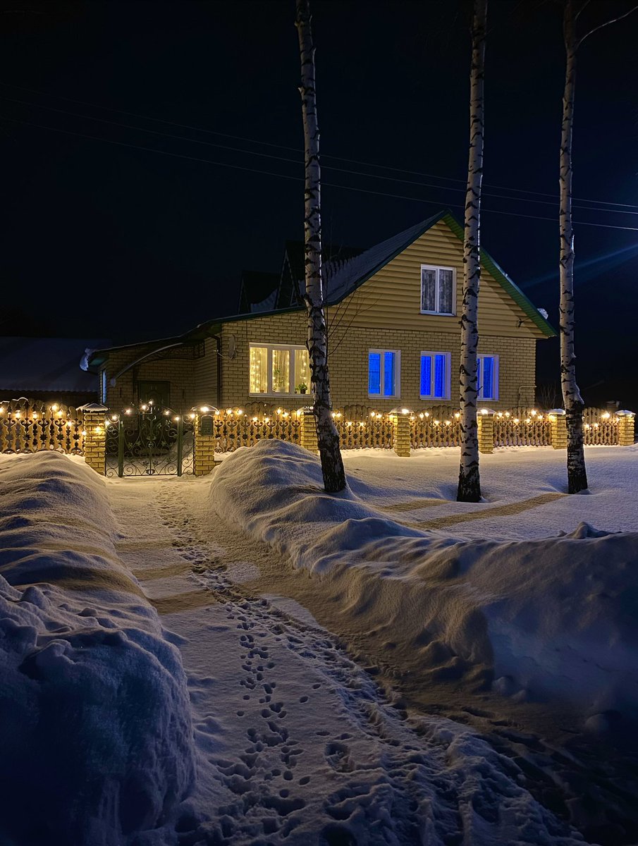 emelyanoof's tweet photo. Happy New Year 2023! I wish each of you good health and inspiration. Spend time with your family and remember this happy moment. Good luck friends!

I will spend the New Year holidays in the village (north-west of Russia). There is an amazing winter ambience outside😌✌️ https://t.co/DAS76KAakC